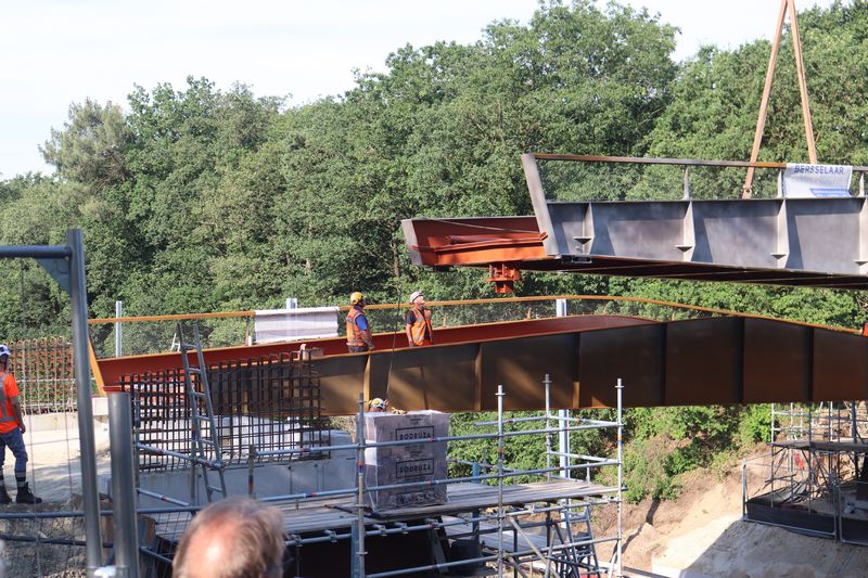 Plaatsing brug over de Maaslijn bij Molenhoek.